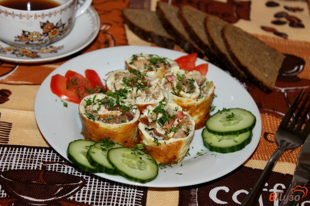 Фото приготовление рецепта: Рулет из омлета с отварной курицей, помидорами и сливочным сыром шаг №9
