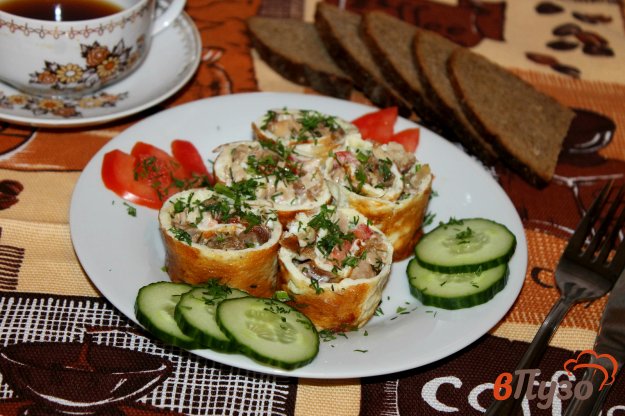 фото рецепта: Рулет из омлета с отварной курицей, помидорами и сливочным сыром