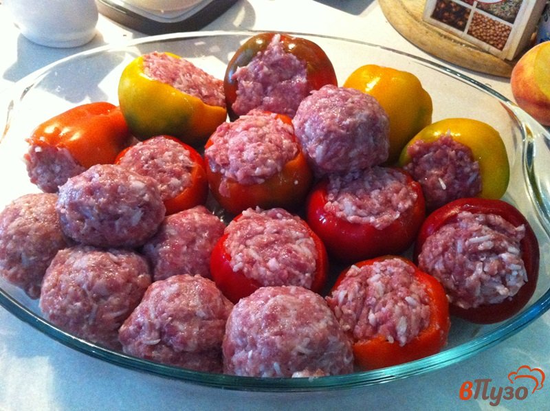 Фото приготовление рецепта: Болгарский перец фаршированный мясом шаг №5