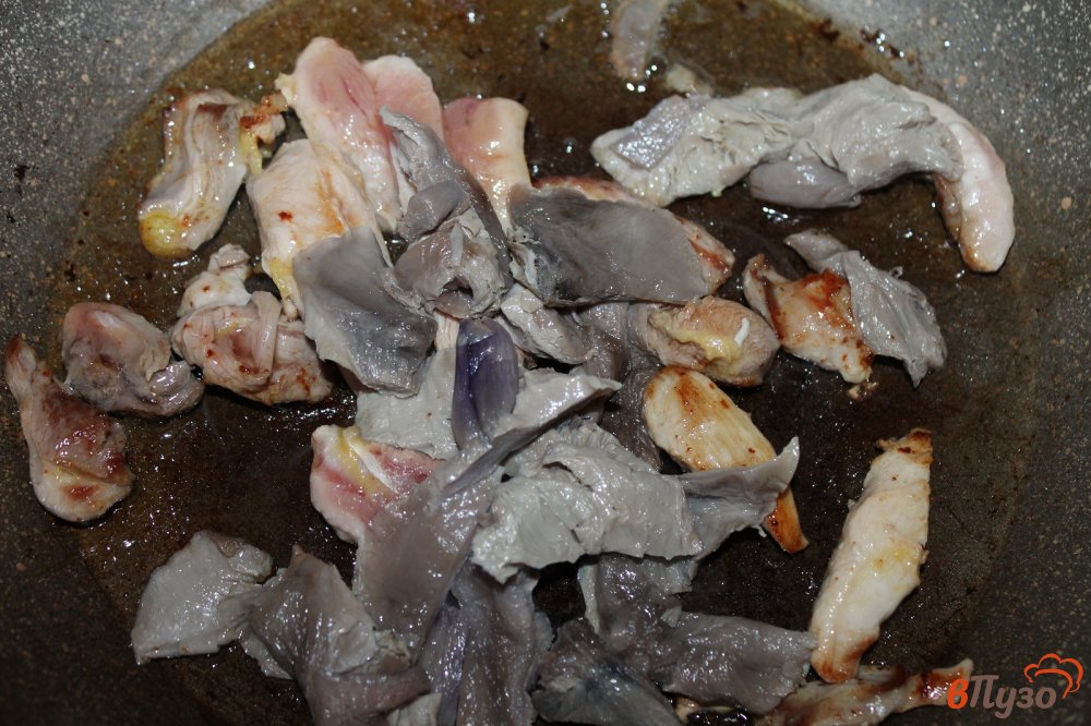 Фото приготовление рецепта: Жареная курица с лесными грибами и морковью в соевом соусе шаг №3