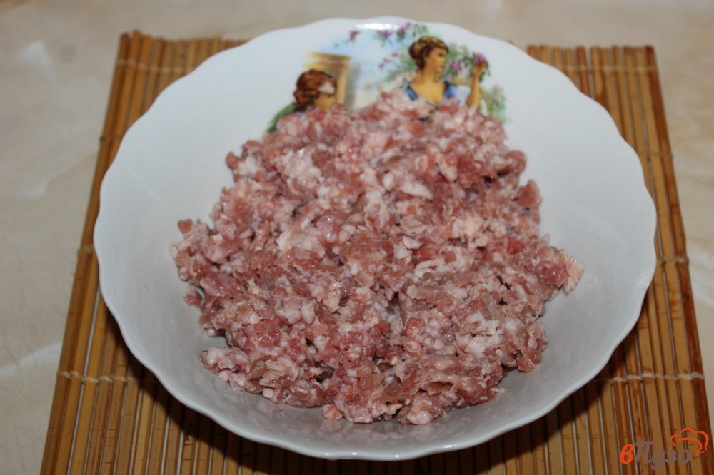 Фото приготовление рецепта: Мясной рулет из фарша с оливками и твердым сыром шаг №1