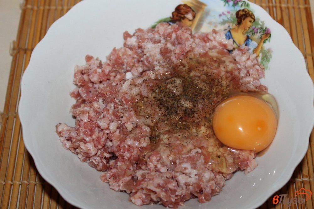 Фото приготовление рецепта: Мясной рулет из фарша с оливками и твердым сыром шаг №2