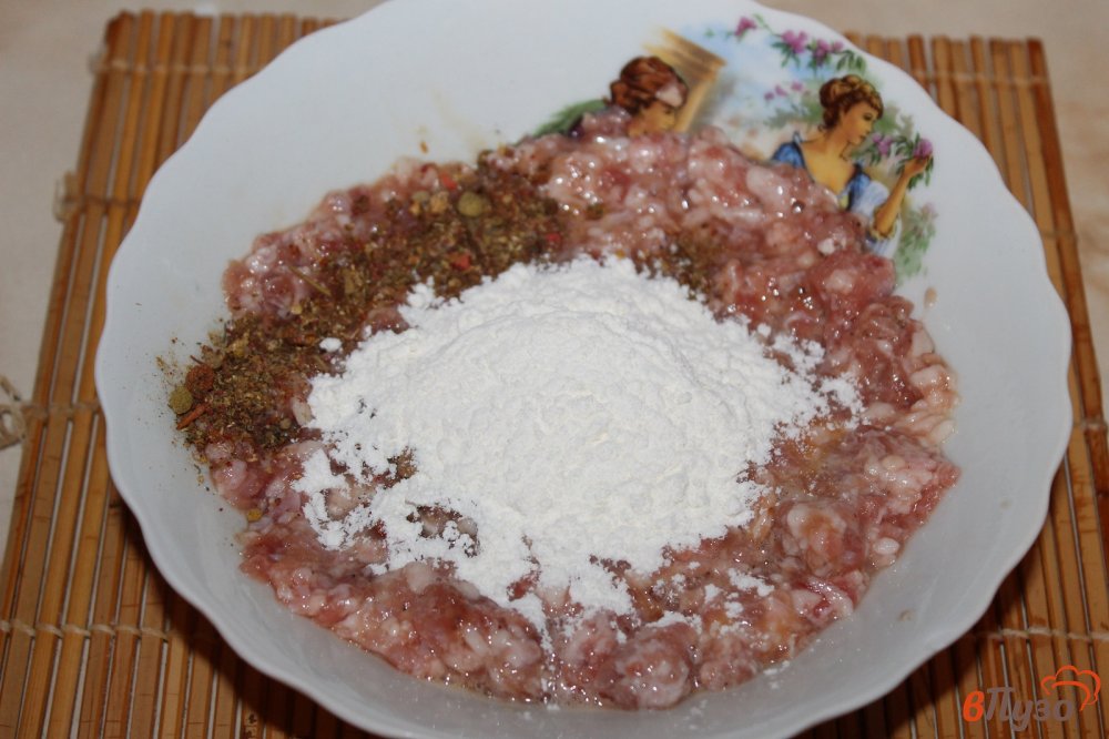 Фото приготовление рецепта: Мясной рулет из фарша с оливками и твердым сыром шаг №3