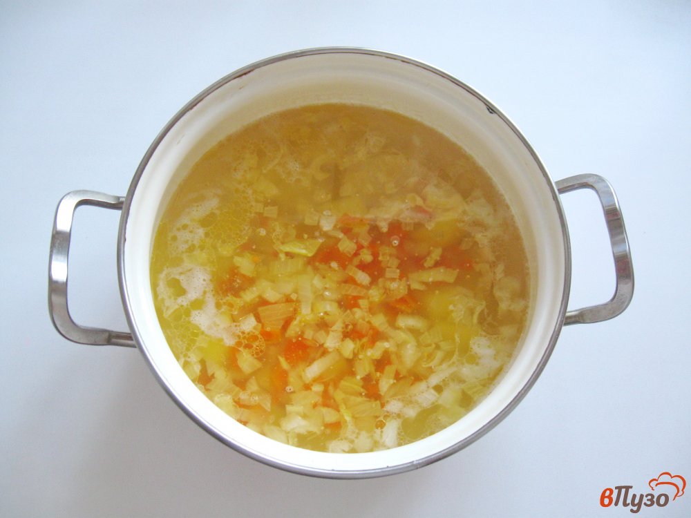 Фото приготовление рецепта: Щи из кислой капусты с сосисками шаг №5