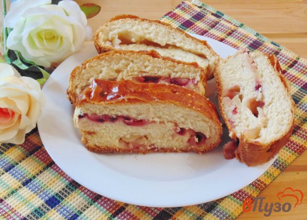 фото рецепта: Рулет с яблоками и брусникой