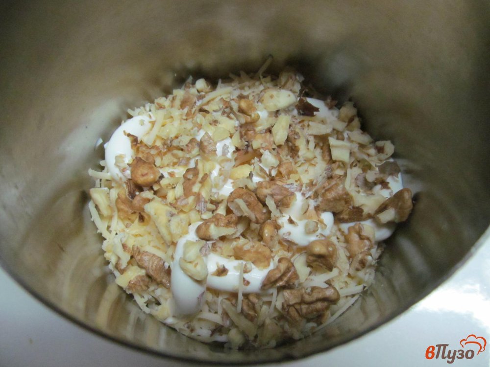 Фото приготовление рецепта: Салат и курицей сыром и виноградом шаг №3