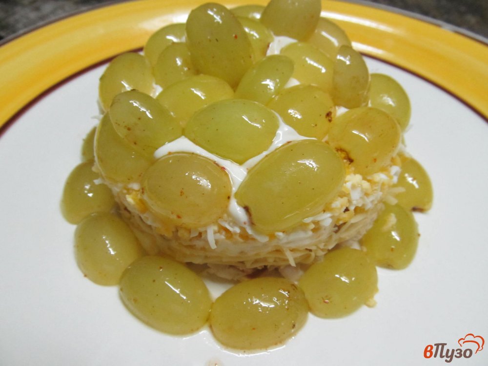 Фото приготовление рецепта: Салат и курицей сыром и виноградом шаг №5