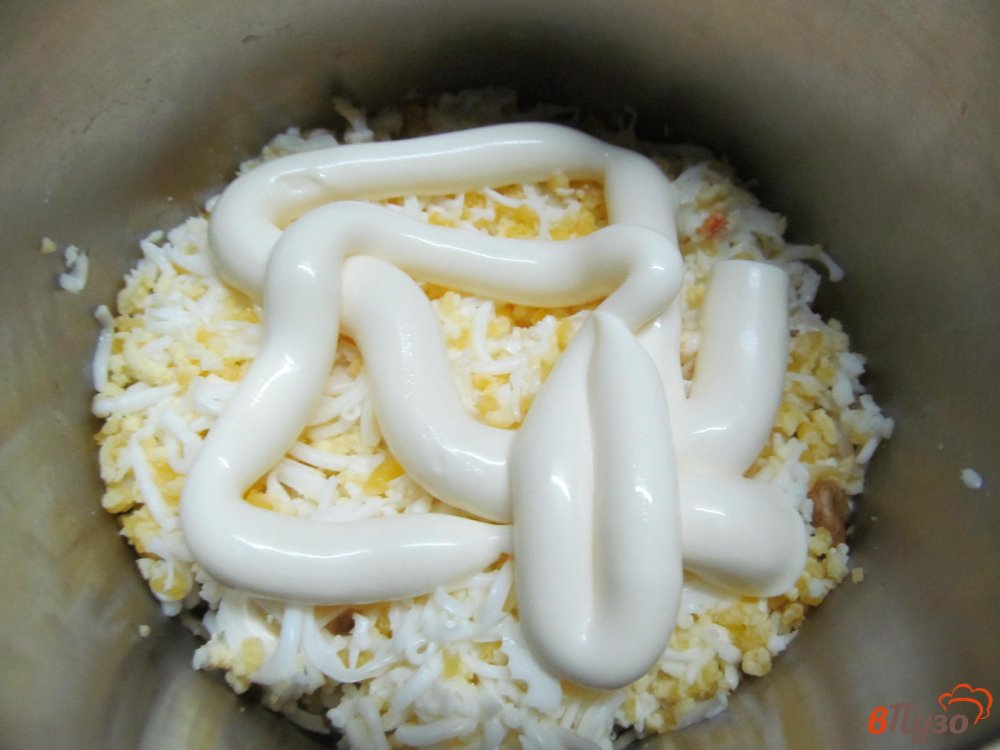 Фото приготовление рецепта: Салат и курицей сыром и виноградом шаг №4