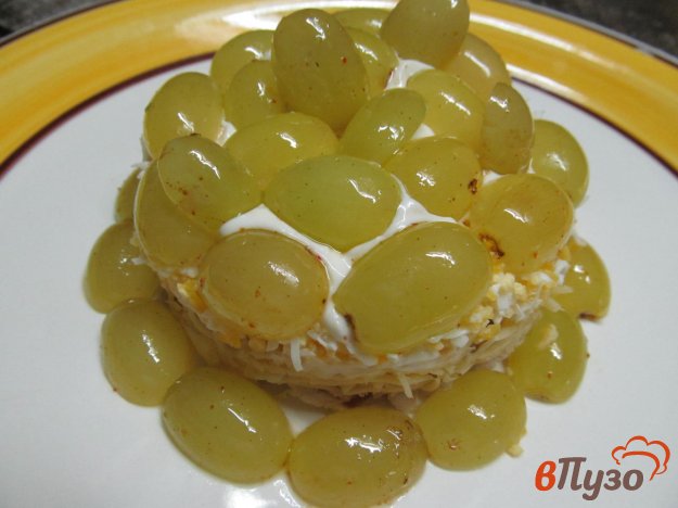 фото рецепта: Салат и курицей сыром и виноградом