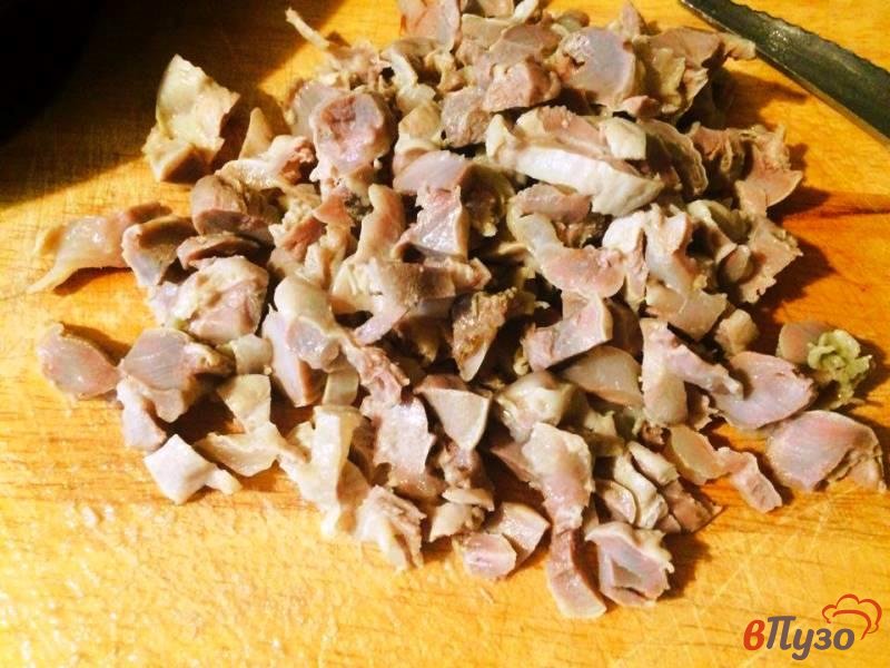 Фото приготовление рецепта: Паста (пенне) с соусом из куриных желудочков шаг №3