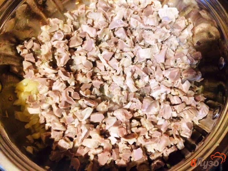 Фото приготовление рецепта: Паста (пенне) с соусом из куриных желудочков шаг №4