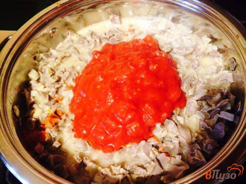 Фото приготовление рецепта: Паста (пенне) с соусом из куриных желудочков шаг №6