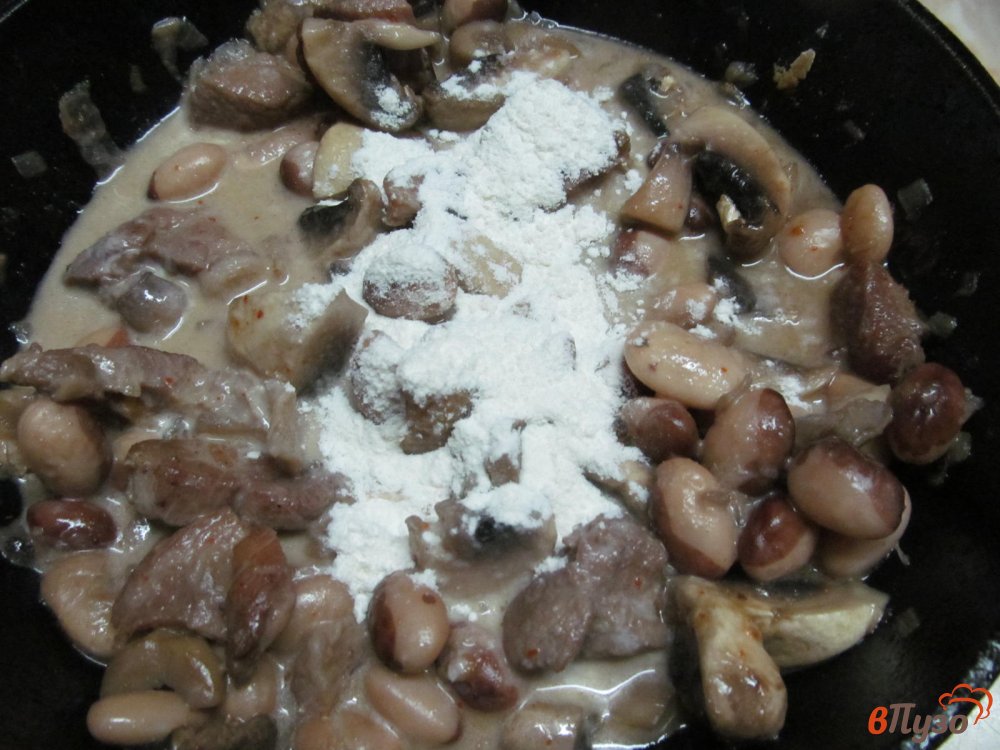 Фото приготовление рецепта: Пирог с мясом и фасолью шаг №5