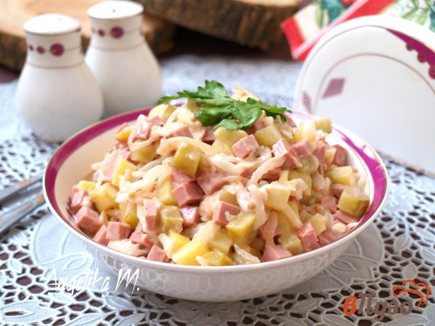 фото рецепта: Салат с колбасой, дайконом и маринованным луком