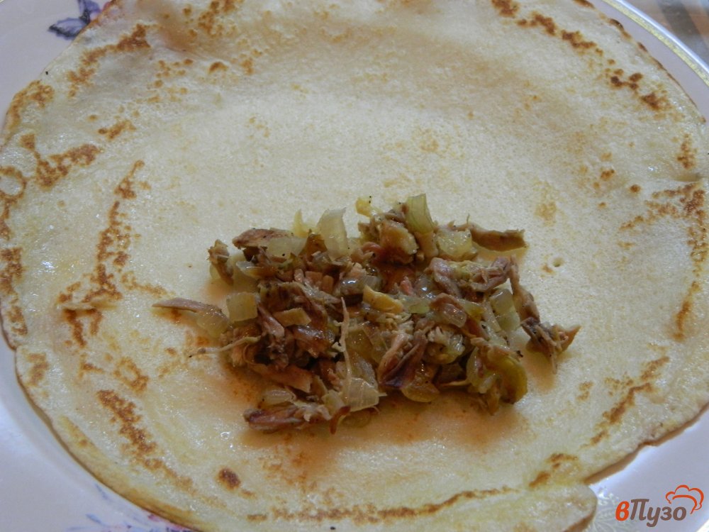 Фото приготовление рецепта: Блины с мясом запеченные под сырной корочкой шаг №7