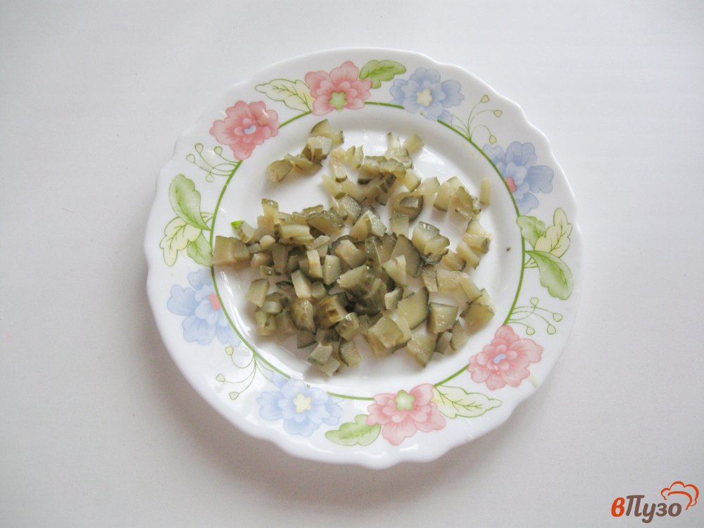 Фото приготовление рецепта: Салат с огурцами и зеленым горошком шаг №2