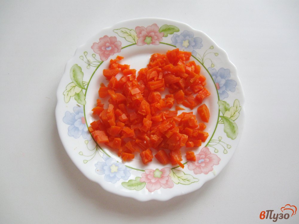 Фото приготовление рецепта: Салат с огурцами и зеленым горошком шаг №4