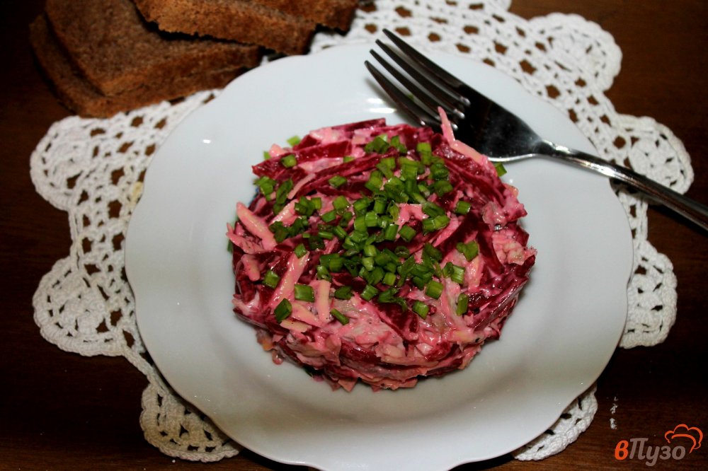 Фото приготовление рецепта: Салат из свеклы с курицей, чесноком и сыром шаг №5