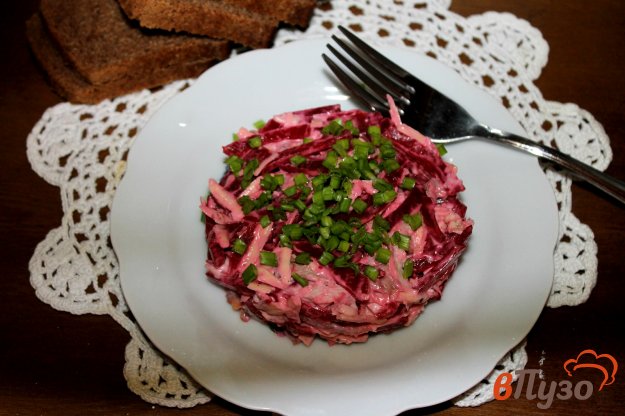 фото рецепта: Салат из свеклы с курицей, чесноком и сыром