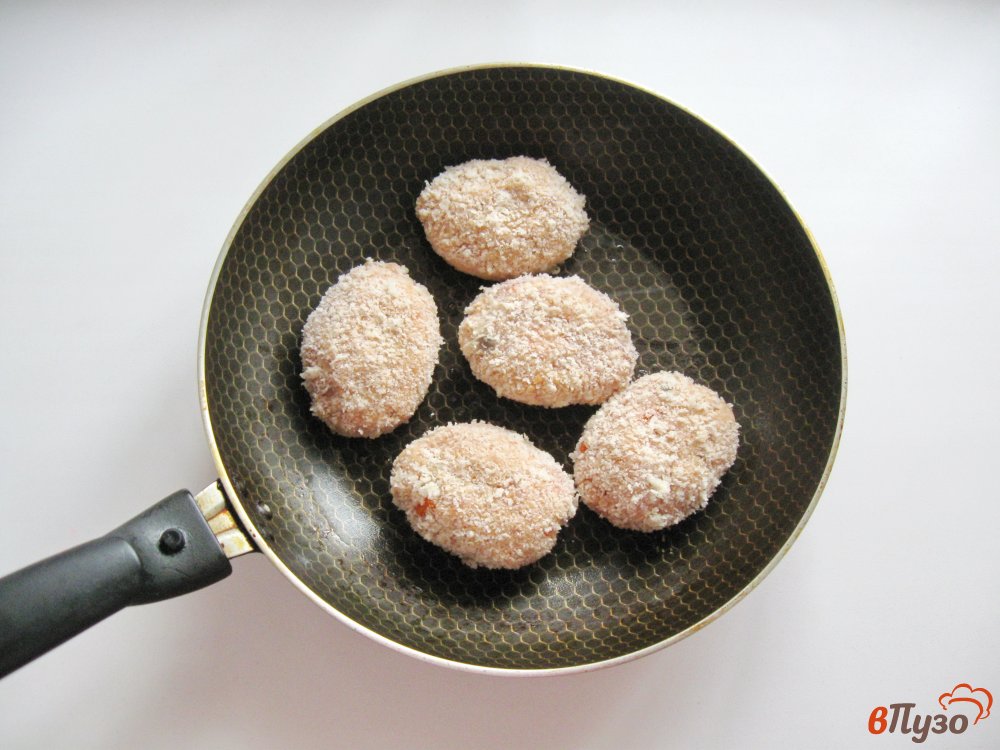 Фото приготовление рецепта: Котлеты с овощами и грибами шаг №5