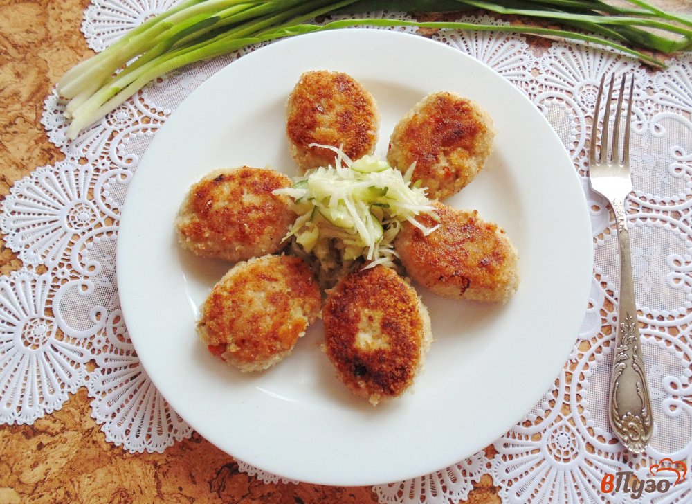 Фото приготовление рецепта: Котлеты с овощами и грибами шаг №7