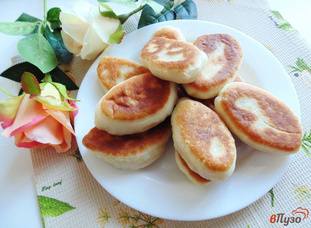 Фото приготовление рецепта: Жареные пирожки с горохом и грибами шаг №10