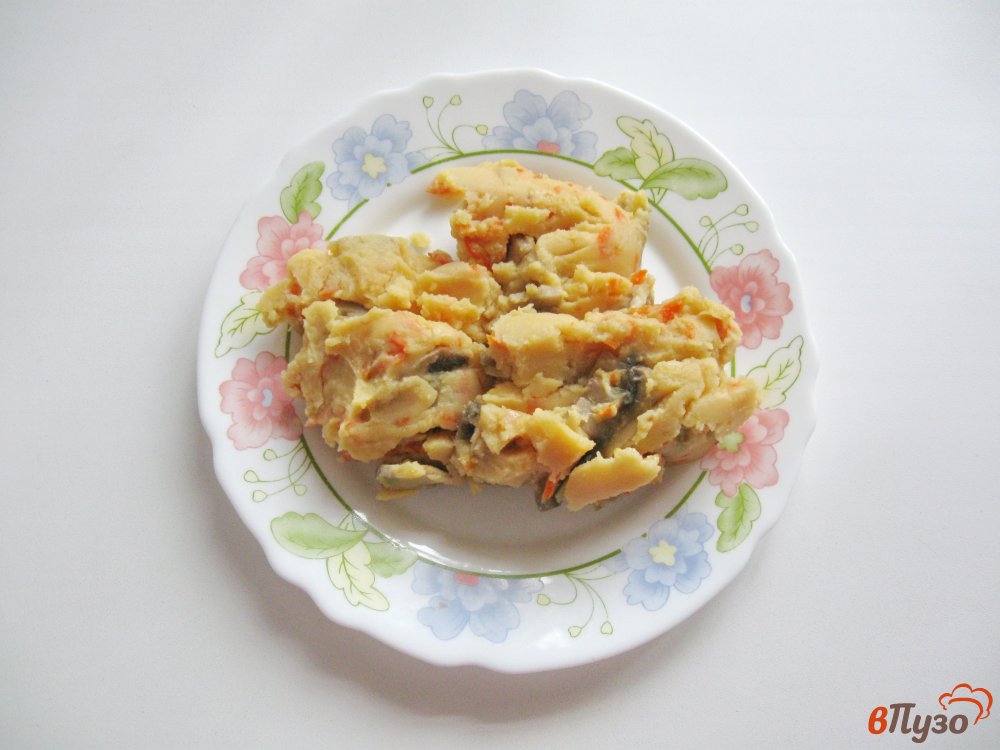 Фото приготовление рецепта: Жареные пирожки с горохом и грибами шаг №5