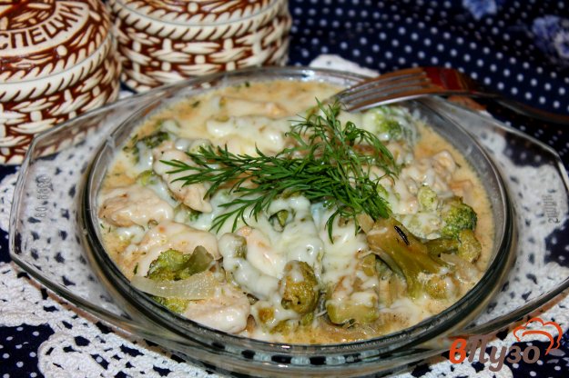 фото рецепта: Куриное филе в сметанном соусе с брокколи и сыром