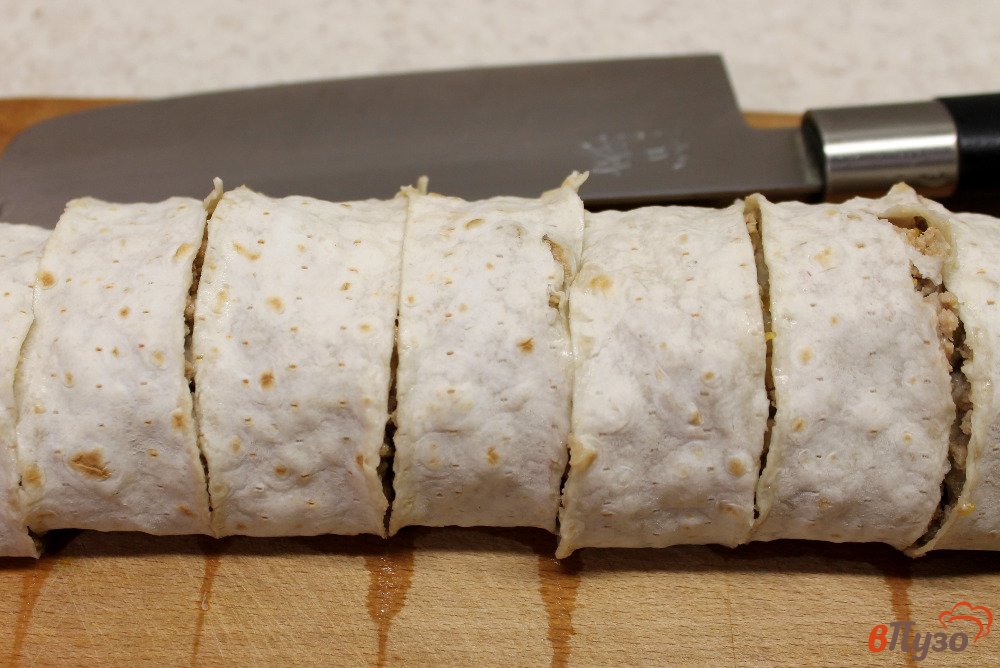 Фото приготовление рецепта: Рулет из лаваша с мясной начинкой и сыром шаг №4