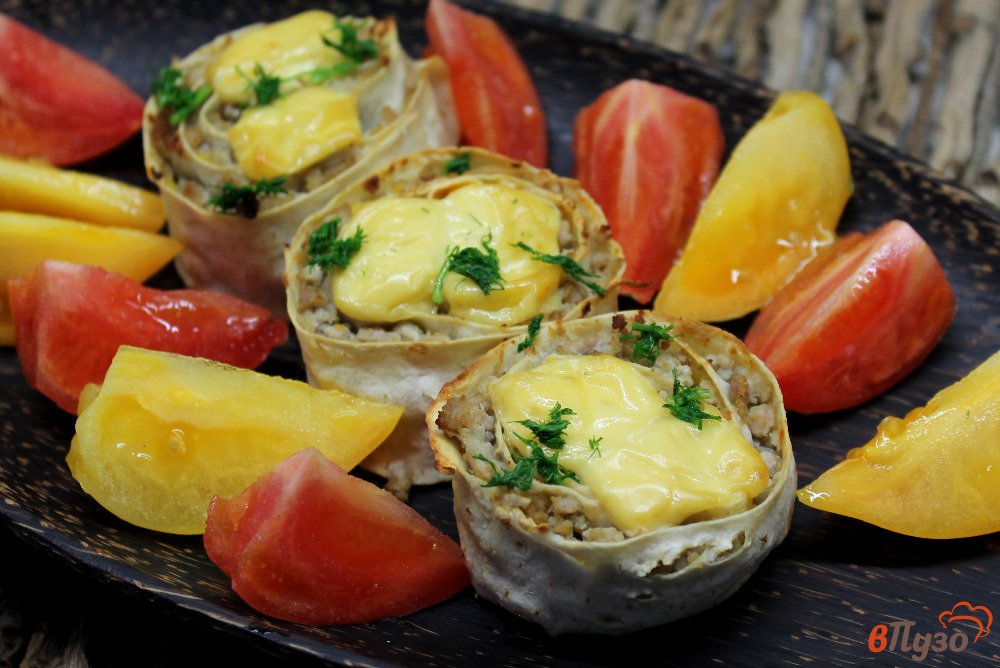 Фото приготовление рецепта: Рулет из лаваша с мясной начинкой и сыром шаг №6