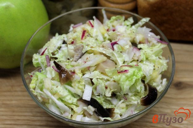 фото рецепта: Салат из пекинской капусты с солеными грибами и яблоками