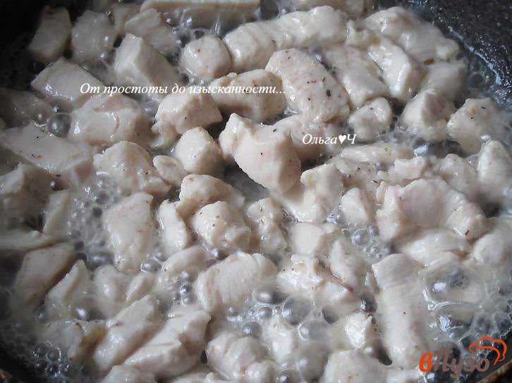 Фото приготовление рецепта: Заливные пирожки с курицей и рукколой шаг №1
