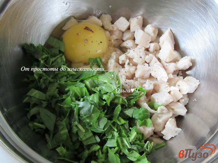 Фото приготовление рецепта: Заливные пирожки с курицей и рукколой шаг №3