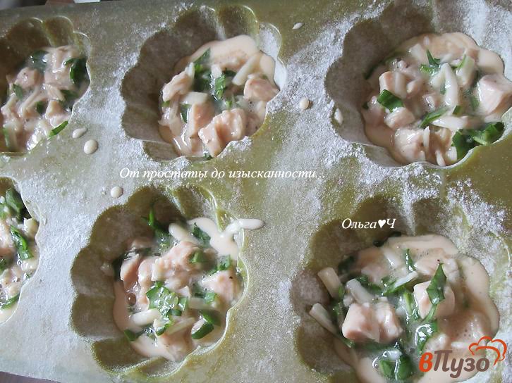 Фото приготовление рецепта: Заливные пирожки с курицей и рукколой шаг №5