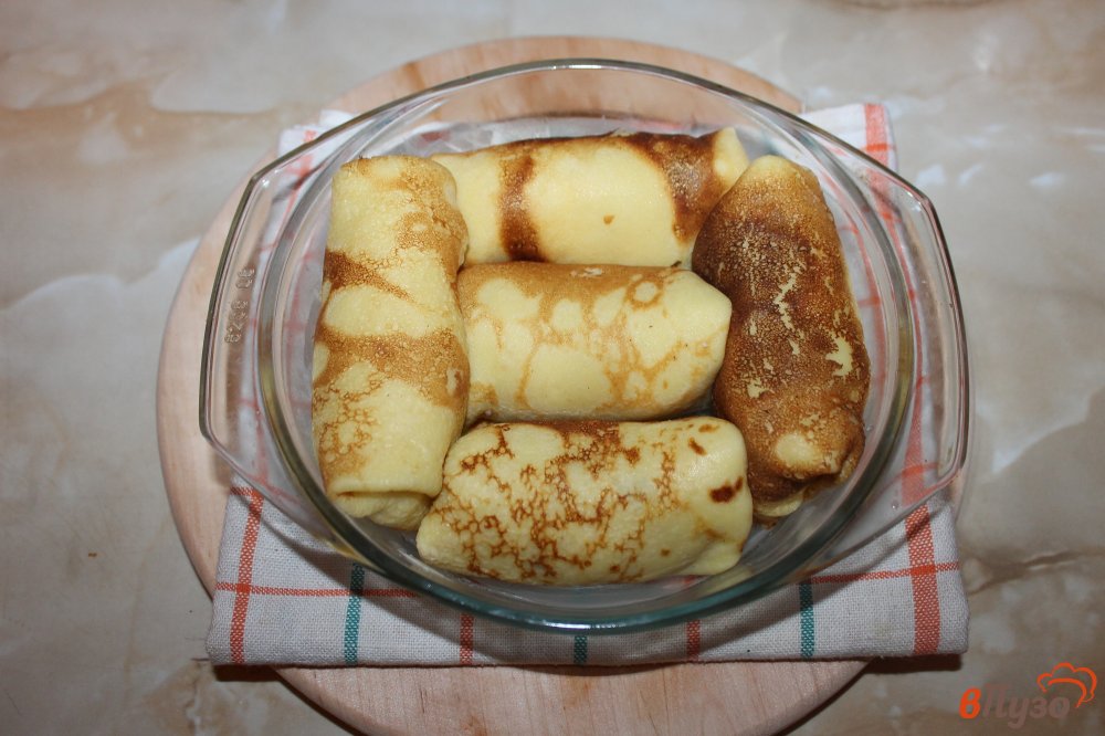 Фото приготовление рецепта: Блины с мясом и сыром запеченные в сметанном соусе шаг №6