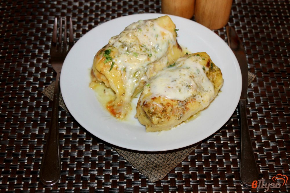 Фото приготовление рецепта: Блины с мясом и сыром запеченные в сметанном соусе шаг №9