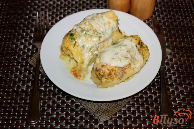 фото рецепта: Блины с мясом и сыром запеченные в сметанном соусе