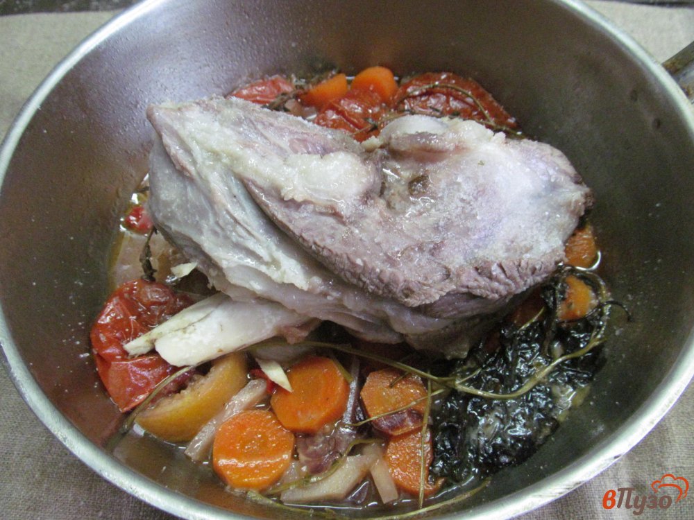 Фото приготовление рецепта: Тушеная баранина с овощами и травами шаг №4