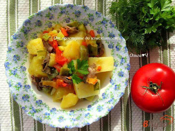 Фото приготовление рецепта: Куриные сердечки с овощами по-гречески (в мультиварке) шаг №7