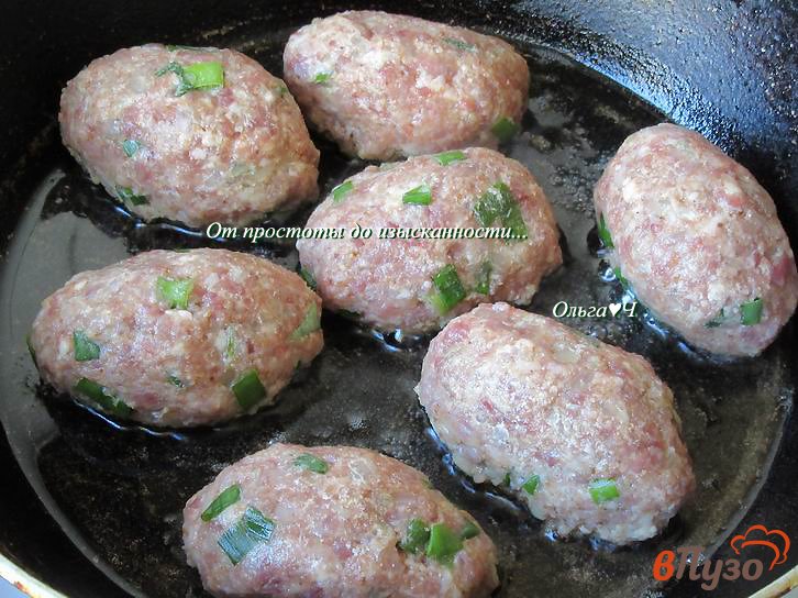 Фото приготовление рецепта: Мясные котлеты с зеленым луком шаг №3