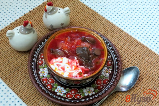 фото рецепта: Борщ с маринованной свеклой и маслятами
