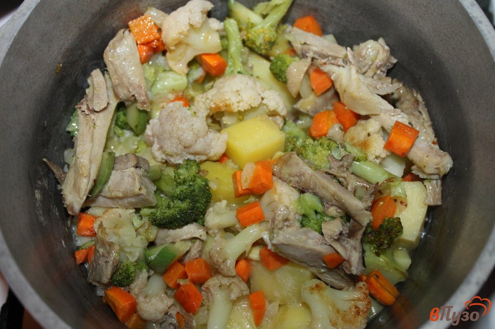 Фото приготовление рецепта: Овощное рагу с курицей, брокколи и кабачком шаг №4