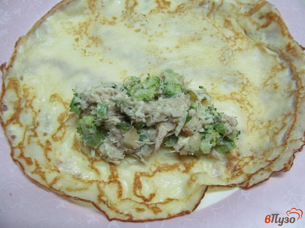 Фото приготовление рецепта: Блины на молоке с мясом курицы и брокколи шаг №4