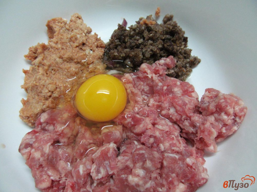Фото приготовление рецепта: Мясные рулеты с грибами шаг №4