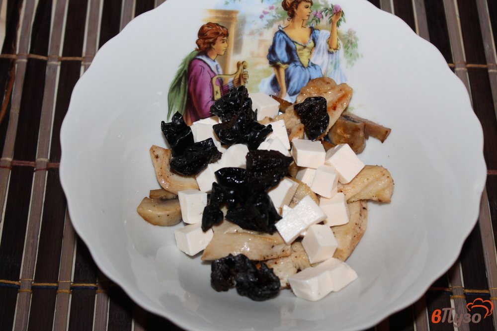 Фото приготовление рецепта: Салат с курицей, грибами и гранатом шаг №4