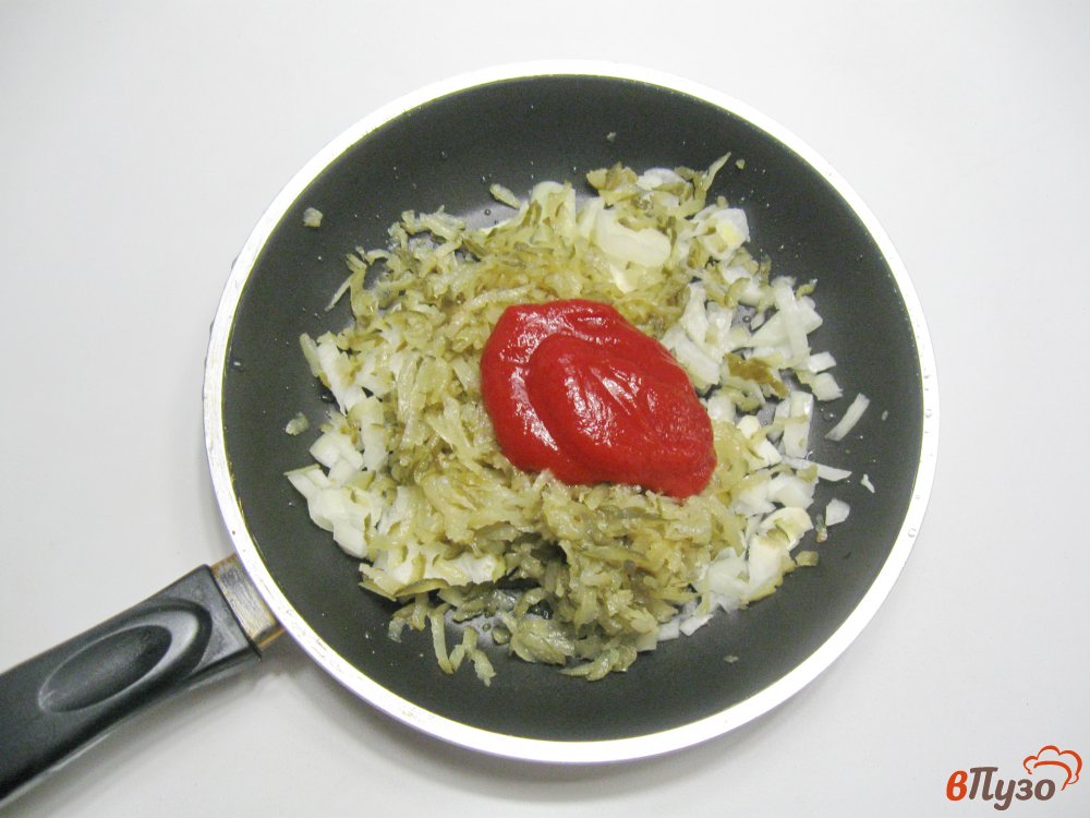 Фото приготовление рецепта: Солянка мясная с капустой и грибами шаг №2