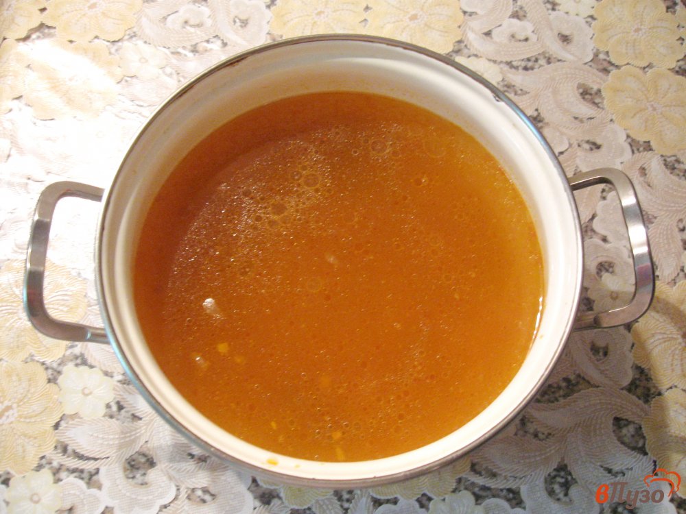 Фото приготовление рецепта: Солянка мясная с капустой и грибами шаг №4