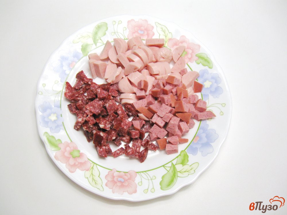 Фото приготовление рецепта: Солянка мясная с капустой и грибами шаг №7