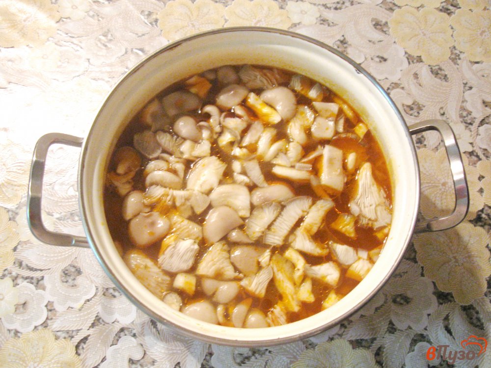 Фото приготовление рецепта: Солянка мясная с капустой и грибами шаг №5