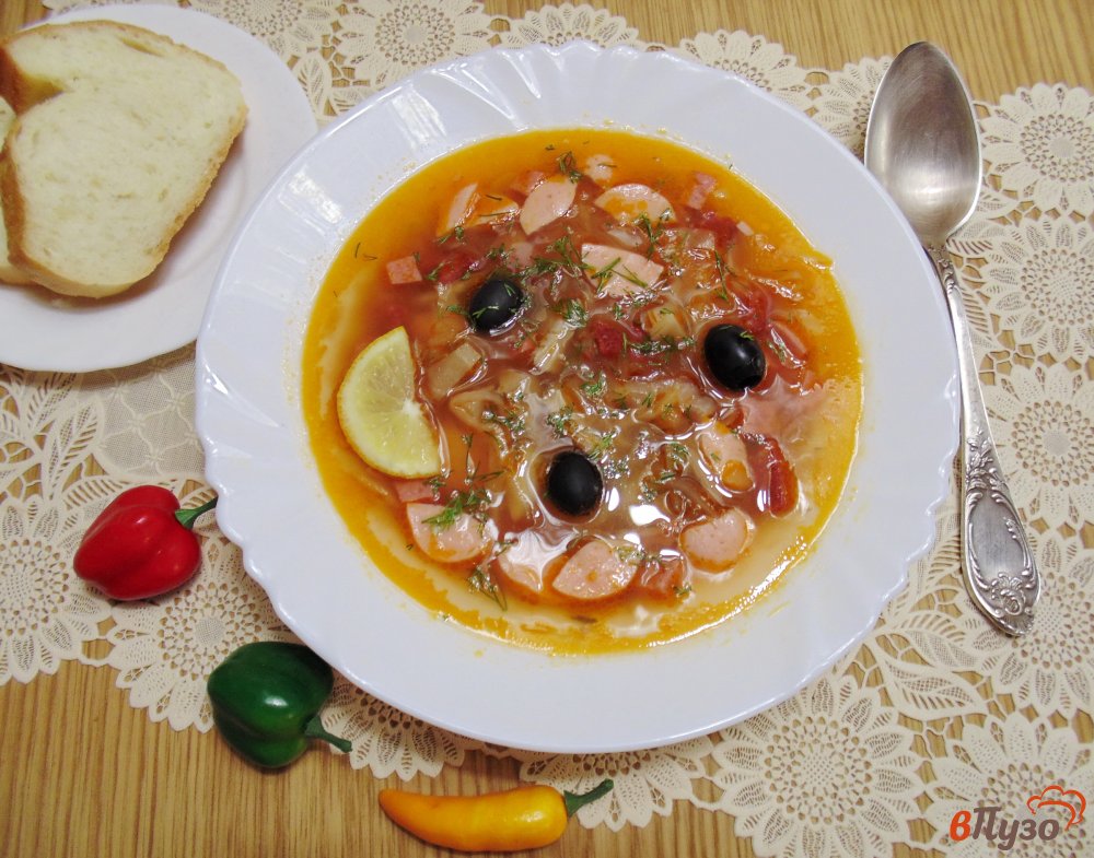 Фото приготовление рецепта: Солянка мясная с капустой и грибами шаг №10